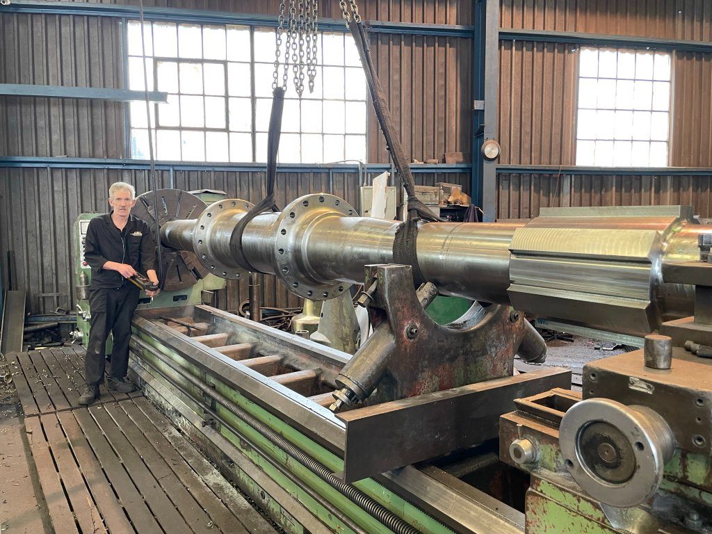 Large shaft on the centre lathe